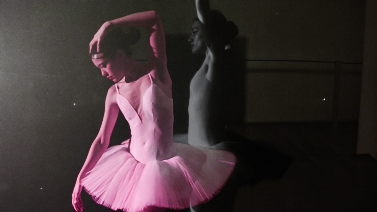 Une ballerine rose en double exposition